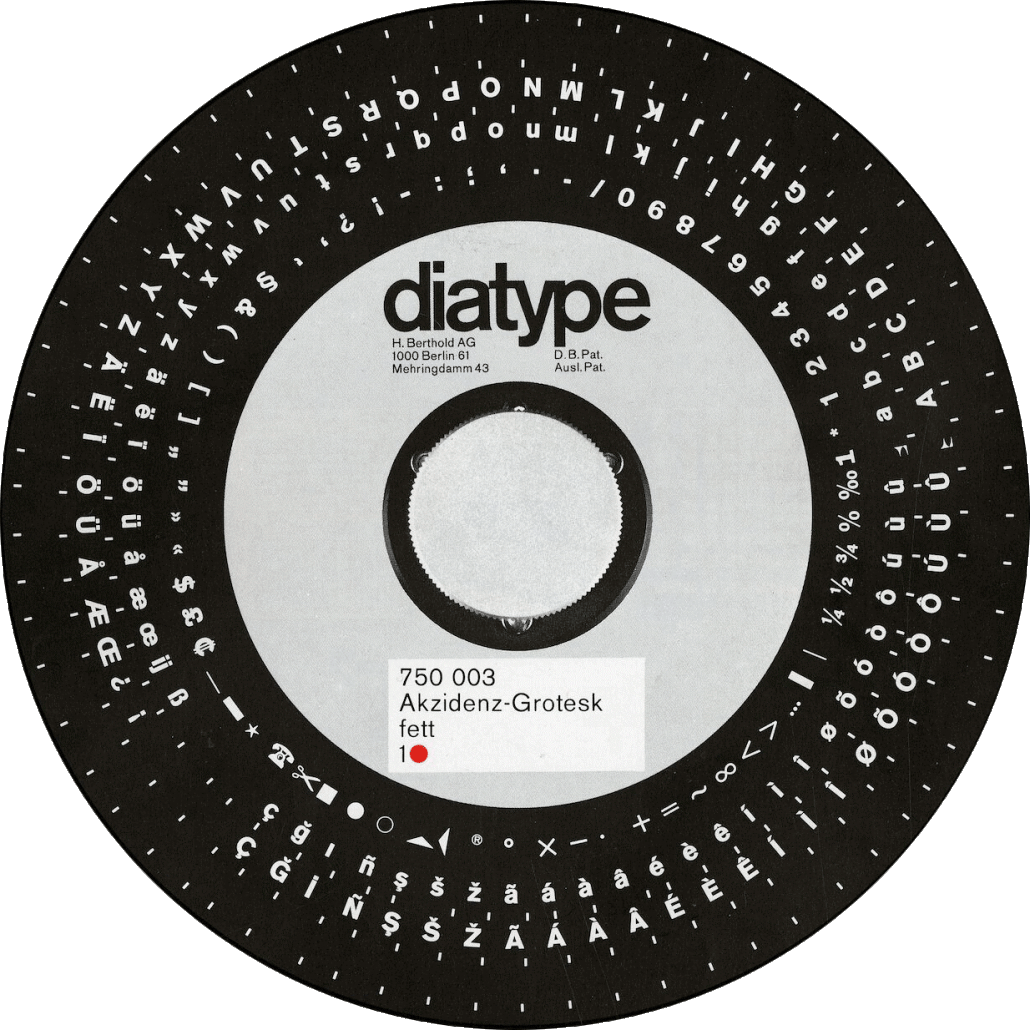 Runde Diatype-Scheibe (Fototypesetting) von H. Berthold AG mit der Schrift „Akzidenz-Grotesk fett“; zentrales Feld mit Logo „diatype“, umlaufend Buchstaben, Zahlen und Sonderzeichen.