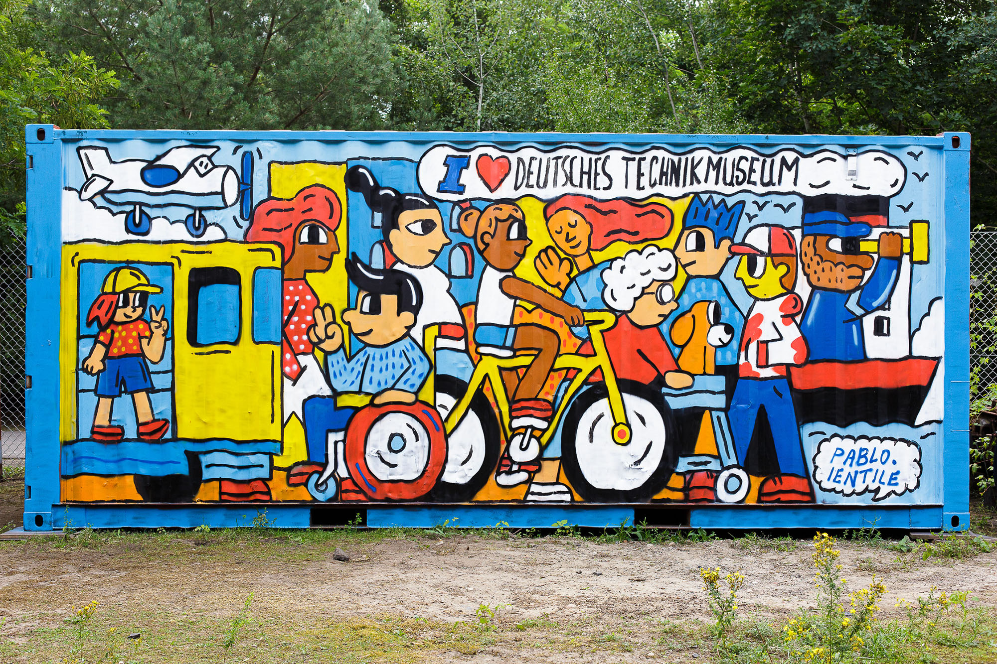 Bunter Container mit einem Wandgemälde, das verschiedene Cartoon-Figuren und Fahrzeuge zeigt. Text: "I ❤️ Deutsches Technikmuseum".