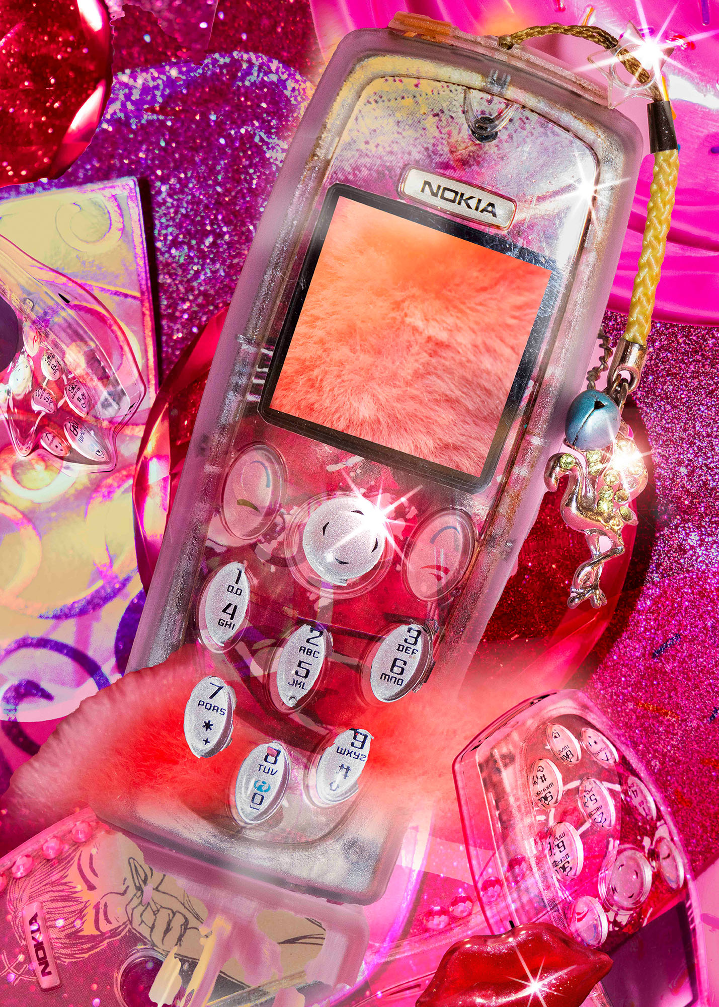 Ein altes Nokia-Handy liegt auf einem glitzernden Hintergrund mit verschiedenen Gegenständen.