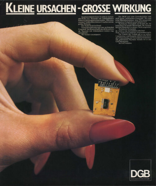 Eine Hand hält einen kleinen Mikrochip mit dem Text "Kleine Ursachen - Grosse Wirkung" und Informationen über technischen Fortschritt.