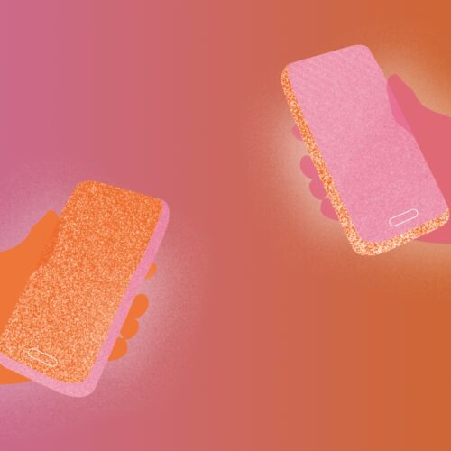 Zwei Hände halten Smartphones mit glitzernden Hüllen auf einem pink-orangefarbenen Hintergrund.
