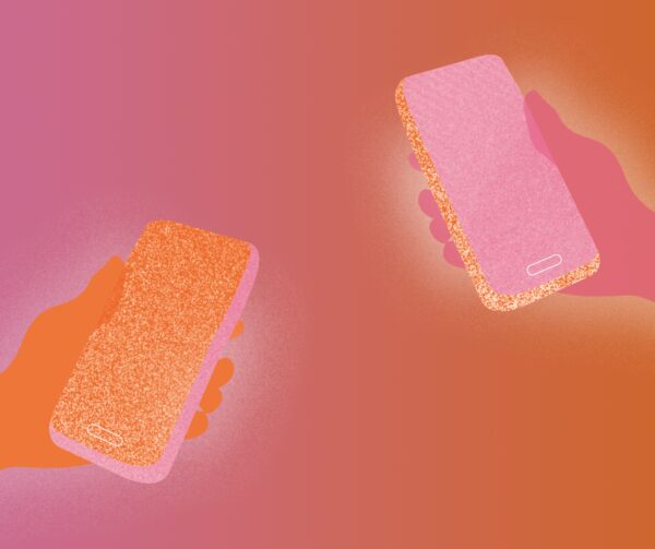 Zwei Hände halten Smartphones mit glitzernden Hüllen auf einem pink-orangefarbenen Hintergrund.
