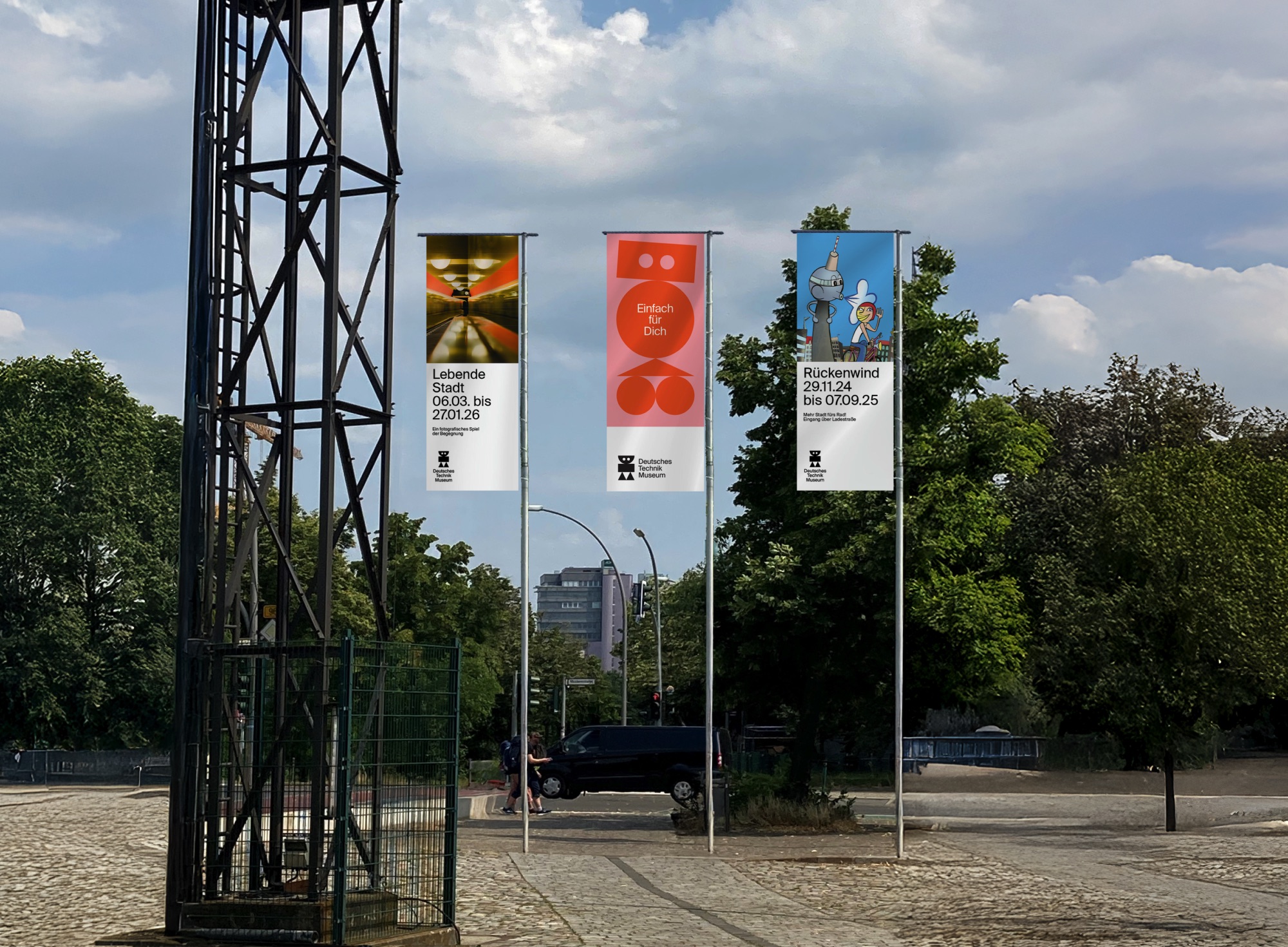 Drei Banner des Deutschen Technikmuseums mit Ankündigungen für verschiedene Ausstellungen: "Lebende Stadt", "Einfach für Dich" und "Rückenwind".