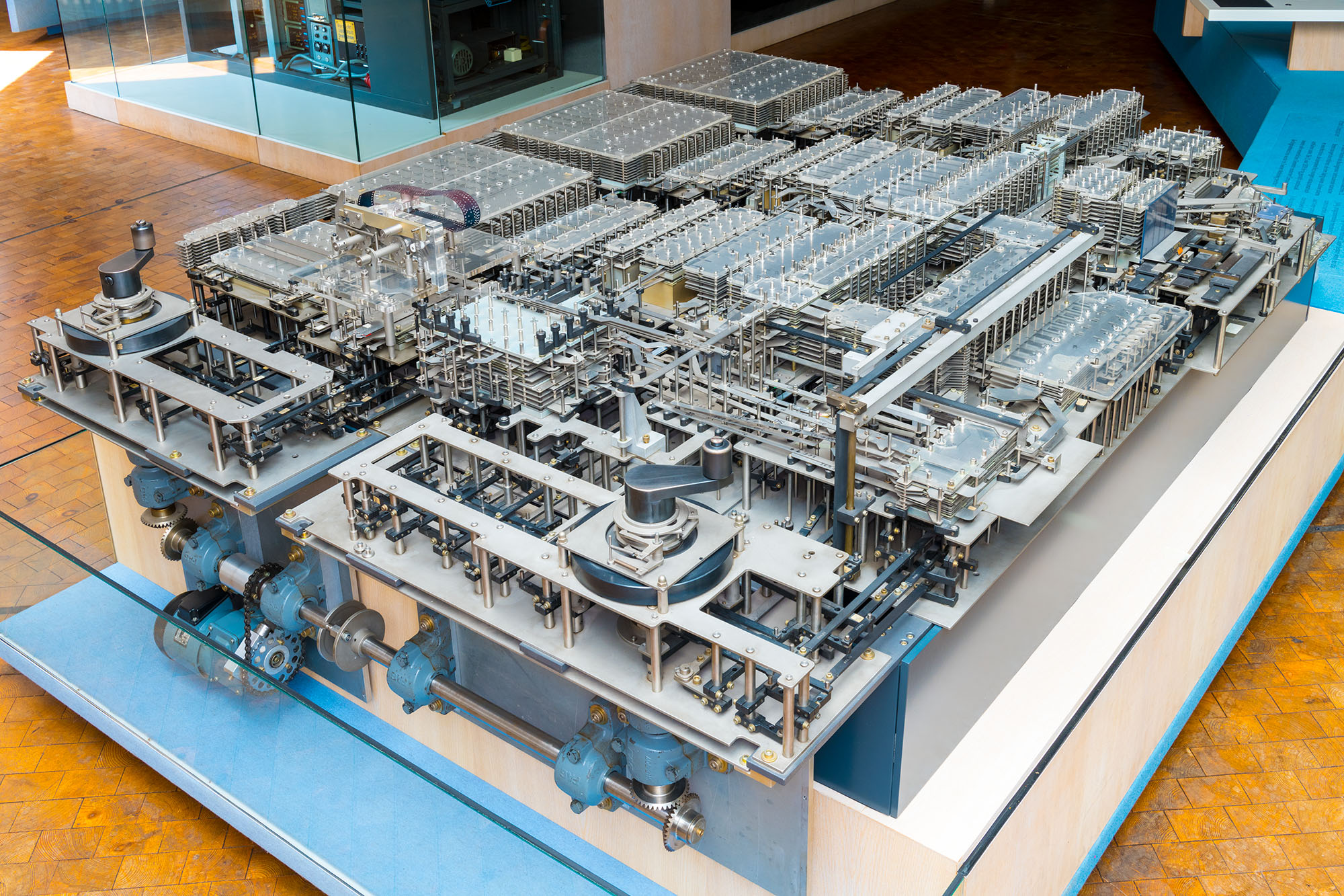 Der Nachbau des Z1-Computers, bestehend aus vielen metallischen Modulen und Komponenten, in Gesamtansicht in einer Ausstellung.
