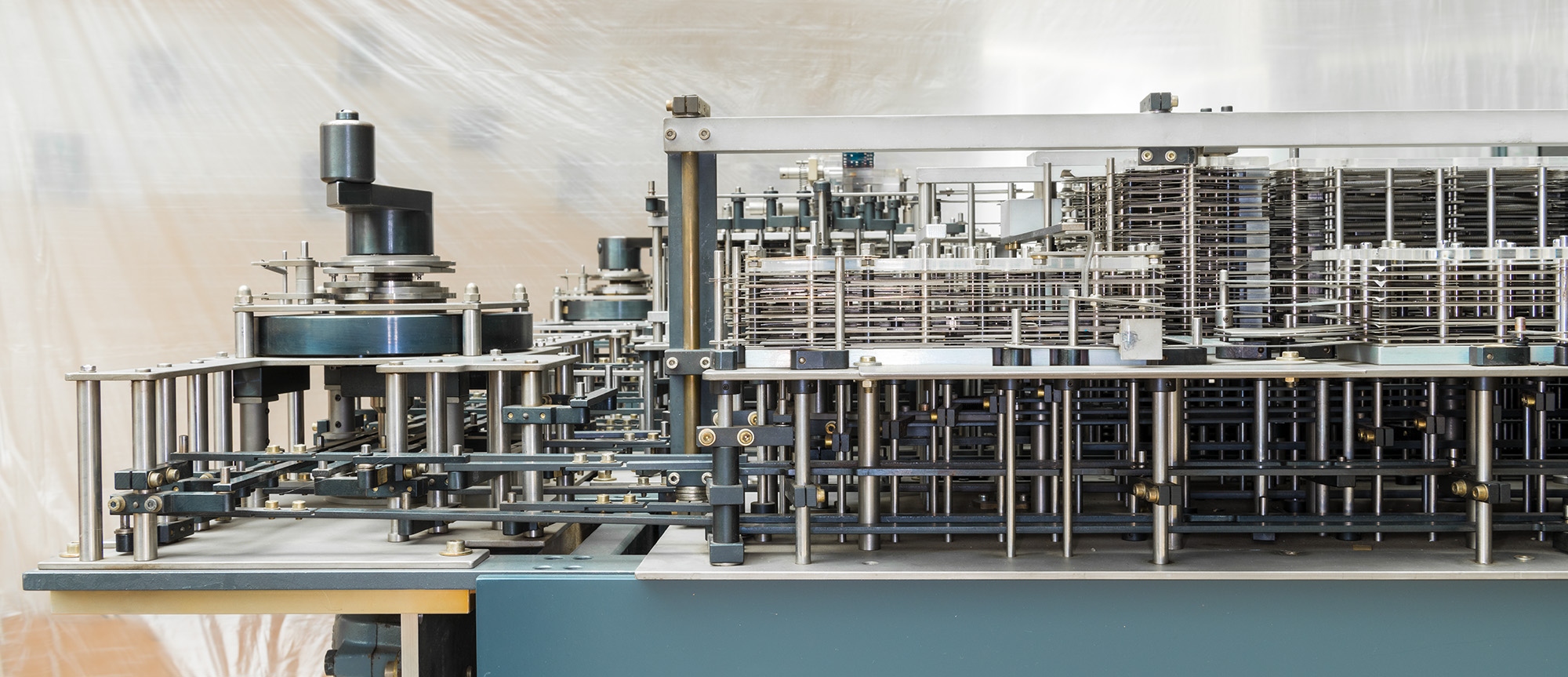 Seitenansicht des Nachbaus des Z1-Computers mit komplexen mechanischen Komponenten.