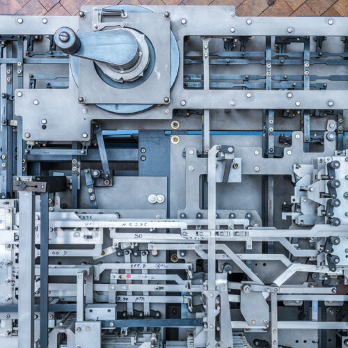 Sicht von oben auf einen Teil des Rechenwerks des Nachbaus des Z1-Computers mit komplexen mechanischen Komponenten und einer Handkurbel.