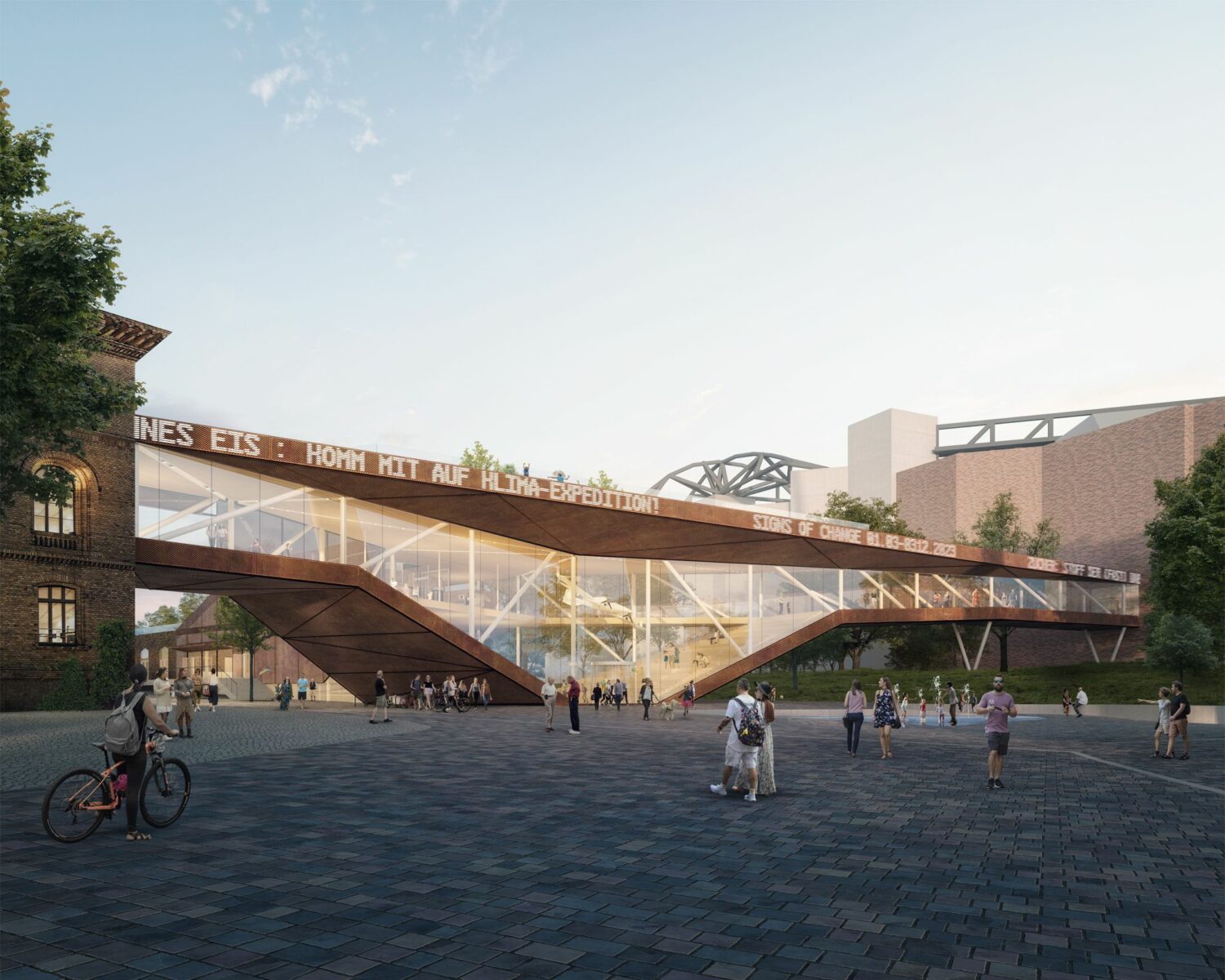 Modernes brückenartiges Gebäude verbindet historisches Backsteingebäude mit modernem Betongebäude. Menschen spazieren und auf dem Platz davor.