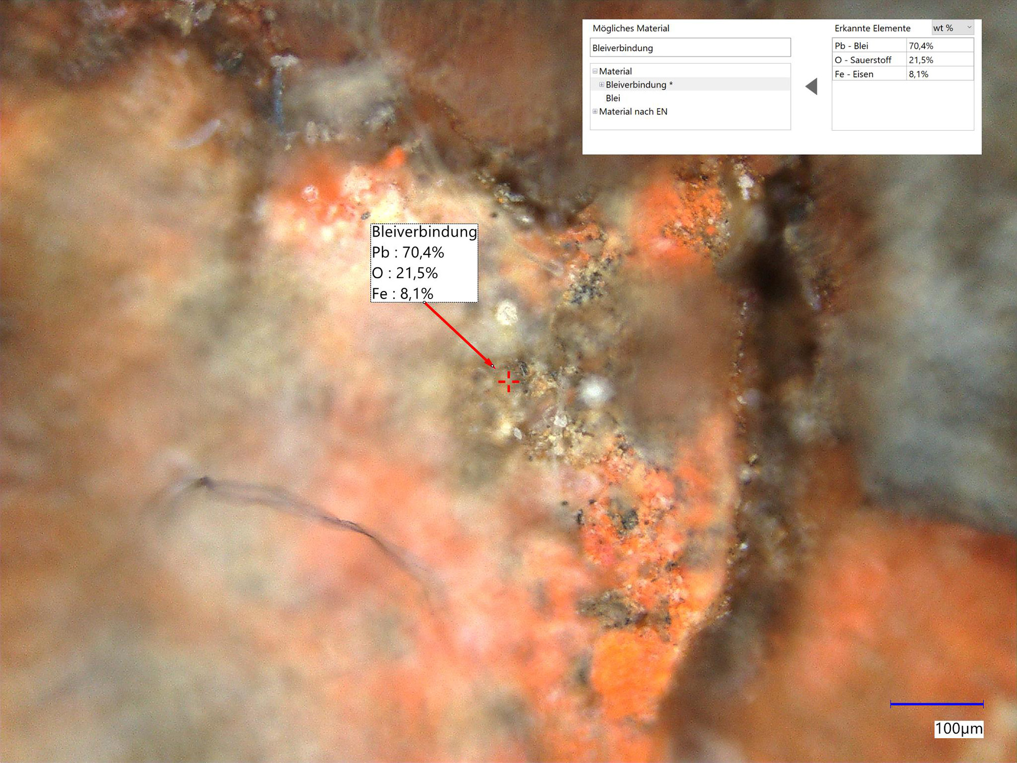 Mikroskopische Aufnahme einer Bleiverbindung: 70,4 % Blei, 21,5 % Sauerstoff, 8,1 % Eisen, Maßstab 100 µm.