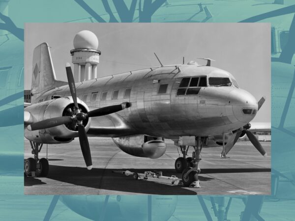 Historisches Propellerflugzeug auf dem Rollfeld, überlagert mit blauen technischen Zeichnungen.