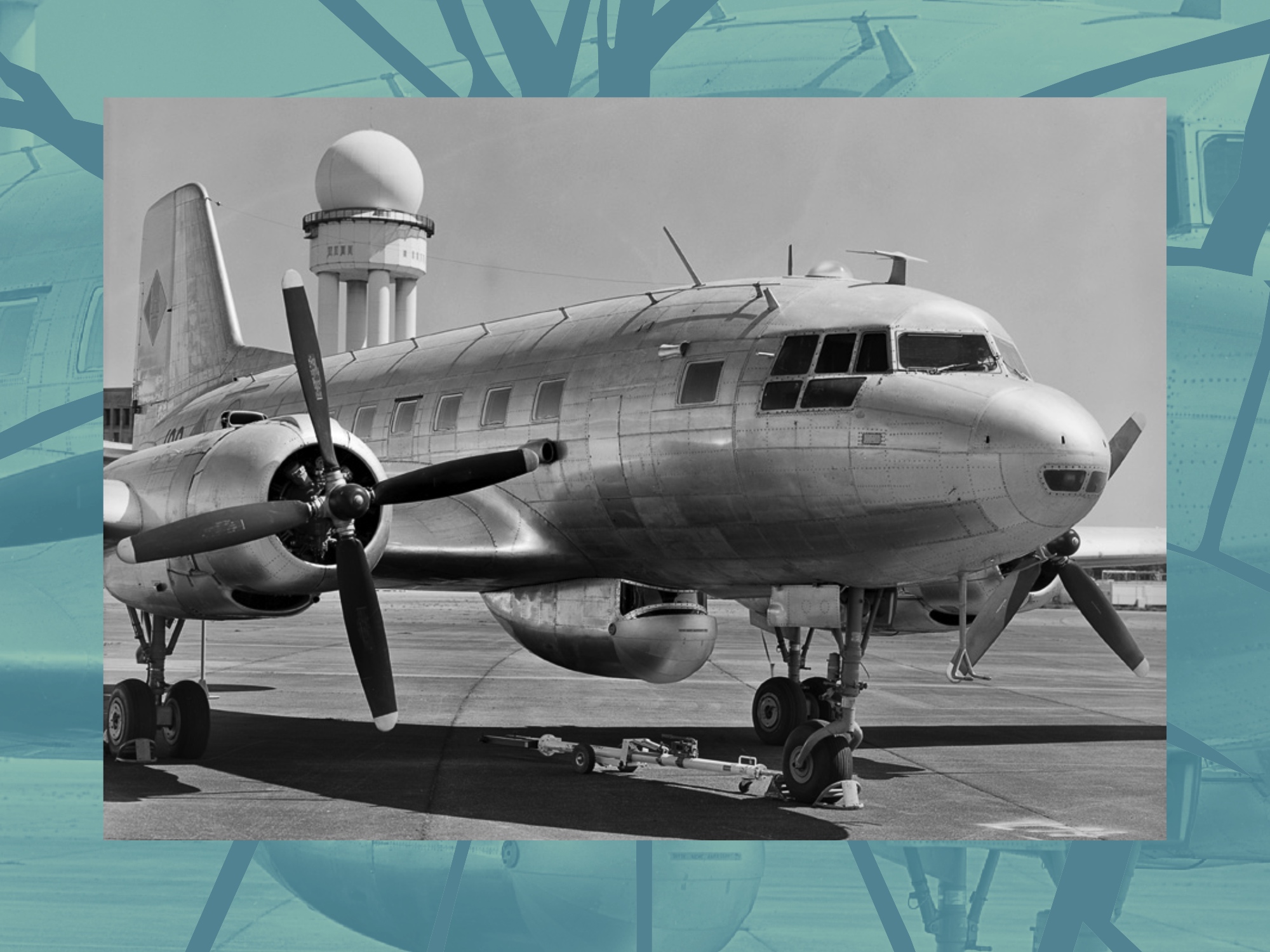 Historisches Propellerflugzeug auf dem Rollfeld, überlagert mit blauen technischen Zeichnungen.