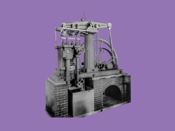 Historische Dampfmaschine mit Schwungrad, Kolben und Ziegelsteinfundament, vor violettem Hintergrund freigestellt.