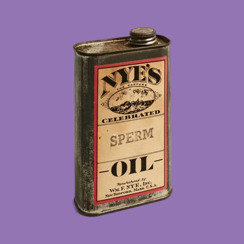 Historische Dose mit der Aufschrift "Nye's Celebrated Sperm Oil", Metallbehälter mit Schraubverschluss, vor lila Hintergrund.