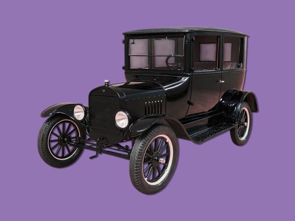 Schwarzes Oldtimer-Auto mit offener Karosserie, vier Sitzen, Speichenrädern und lila Hintergrund.
