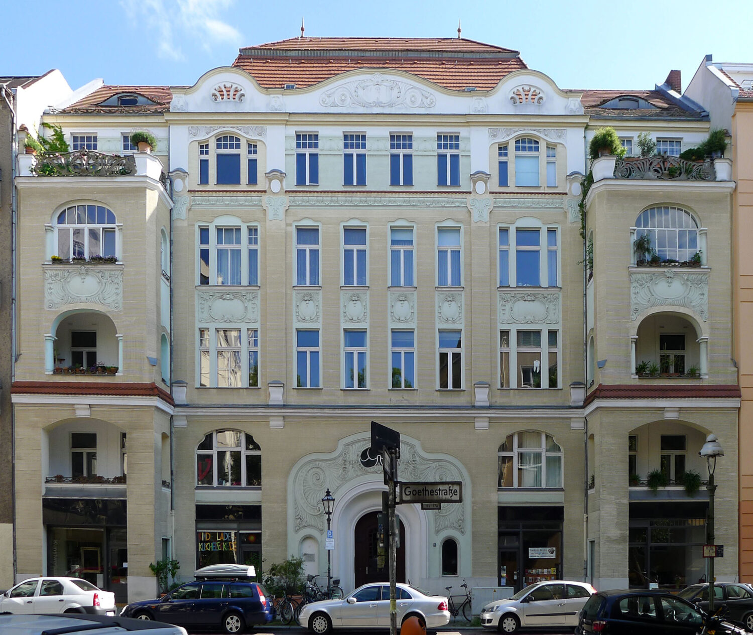 Historisches Jugendstilgebäude mit reich verzierter Fassade, Balkonen und Eingang an der Goethestraße.